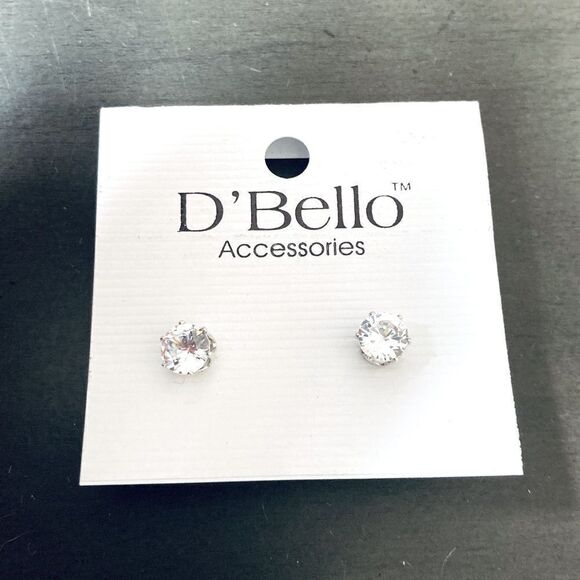 $5 w/Bundle! NWT Silver Crystal Stud Earrings - Picture 1 of 2
